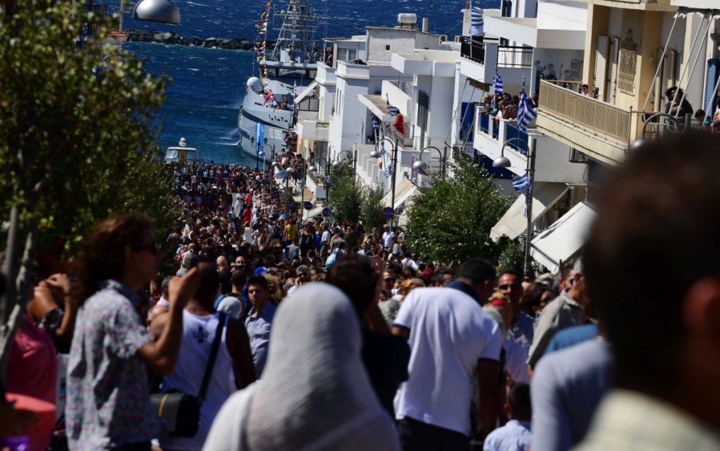 Με λαμπρότητα και κατάνυξη η Κοίμηση της Θεοτόκου στην Τήνο (pics)
