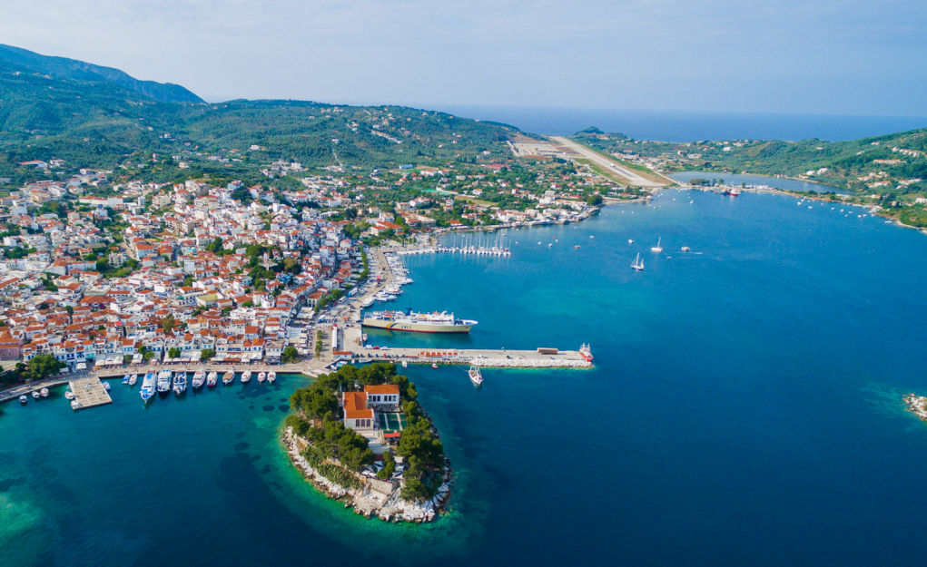Επιβατικό πλοίο προσέκρουσε στην προβλήτα της Σκιάθου