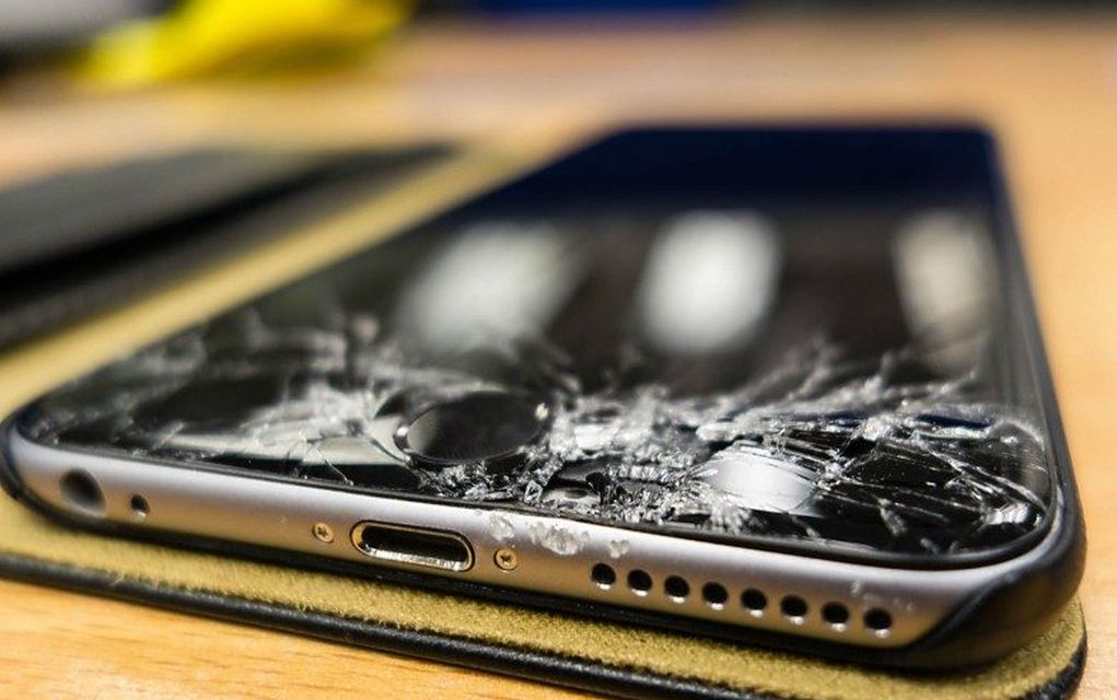 Απίστευτο: Τούρκοι σπάνε τα iPhone τους με βαριοπούλα για αντίποινα στον Τραμπ! (vd)