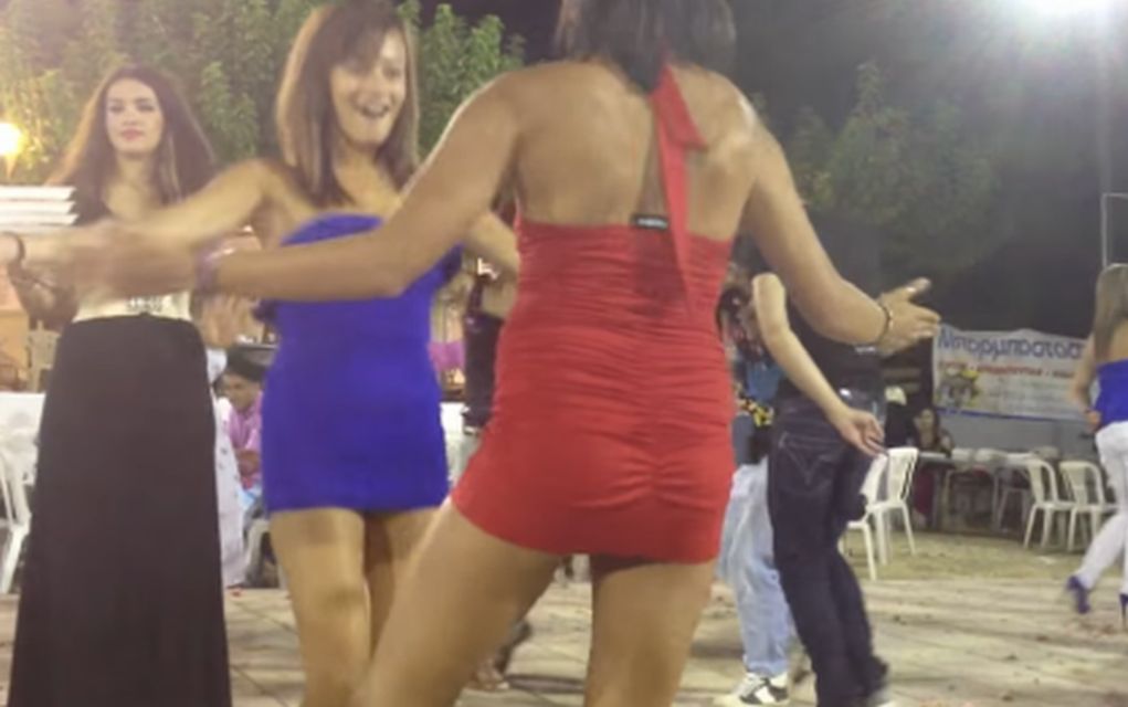 Το «μυθικό» τσιφτετέλι κοριτσιών σε πανηγύρι που τρελαίνει το διαδίκτυο (vd)