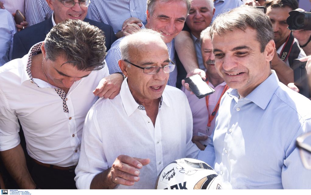 Η συνομιλία Μητσοτάκη-Κούδα στο περίπτερο του ΠΑΟΚ (vd)