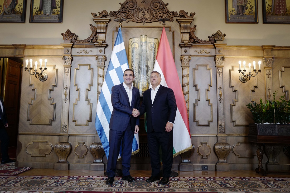 Αντί για Μητσοτάκη βλέπουν Όρμπαν ως αντιπολίτευση!