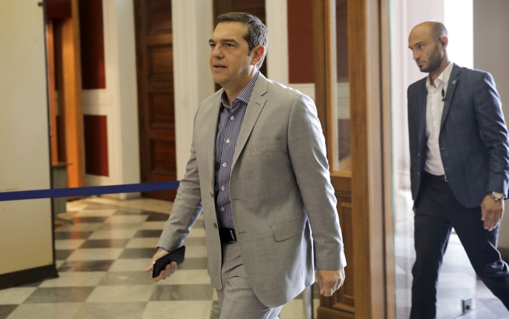 Με γκρι κοστούμι στο ΥΜΑΘ ο Αλ. Τσίπρας (pics)