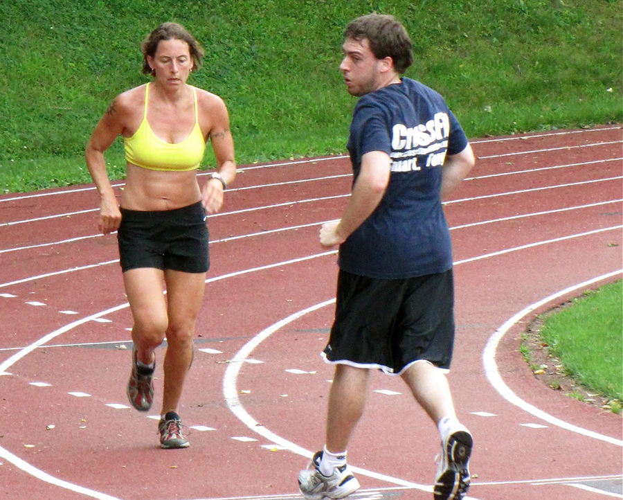 Τι είναι το retro-running και γιατί “καίει” 6 φορές περισσότερες θερμίδες από το τρέξιμο! 