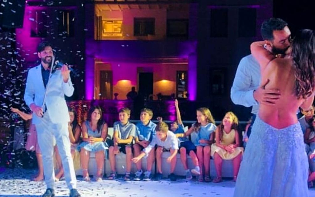 Χριστίνα Μπόμπα: Τραγουδάει το «θέλω να σε ξαναδώ» και γίνεται viral (vd)