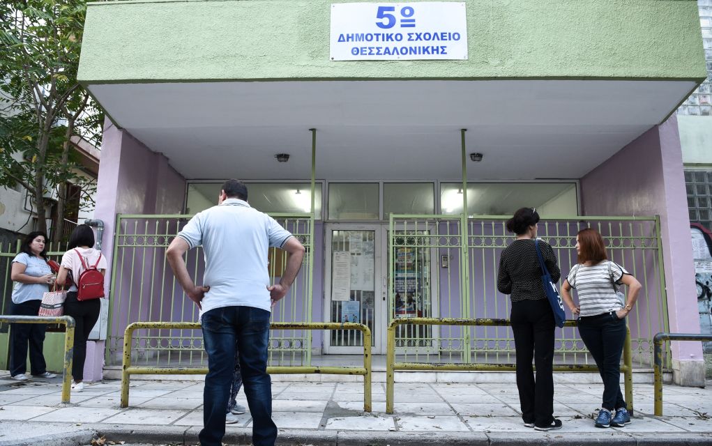 Θεσσαλονίκη: Διαμαρτυρία γονέων έξω από το 5ο δημοτικό σχολείο