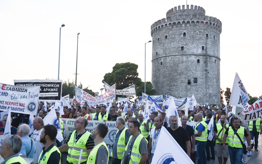 Θεσσαλονίκη: Με πυρσούς και κόρνες η πορεία των ενστόλων (pics)