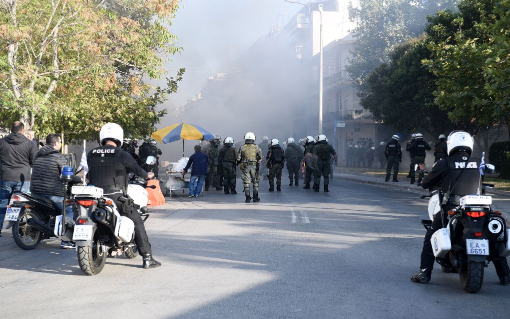Επεισόδια έξω από το γήπεδο της Τούμπας – Κάηκε καντίνα από μολότοφ