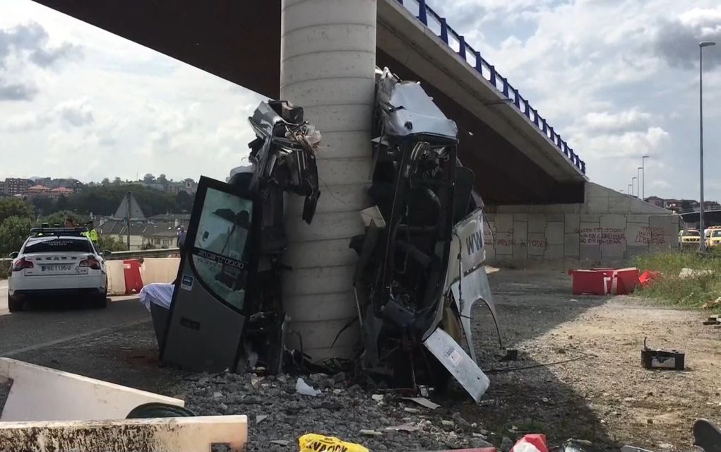 Ισπανία: Λεωφορείο κόπηκε στα δύο – Πέντε νεκροί (vd)
