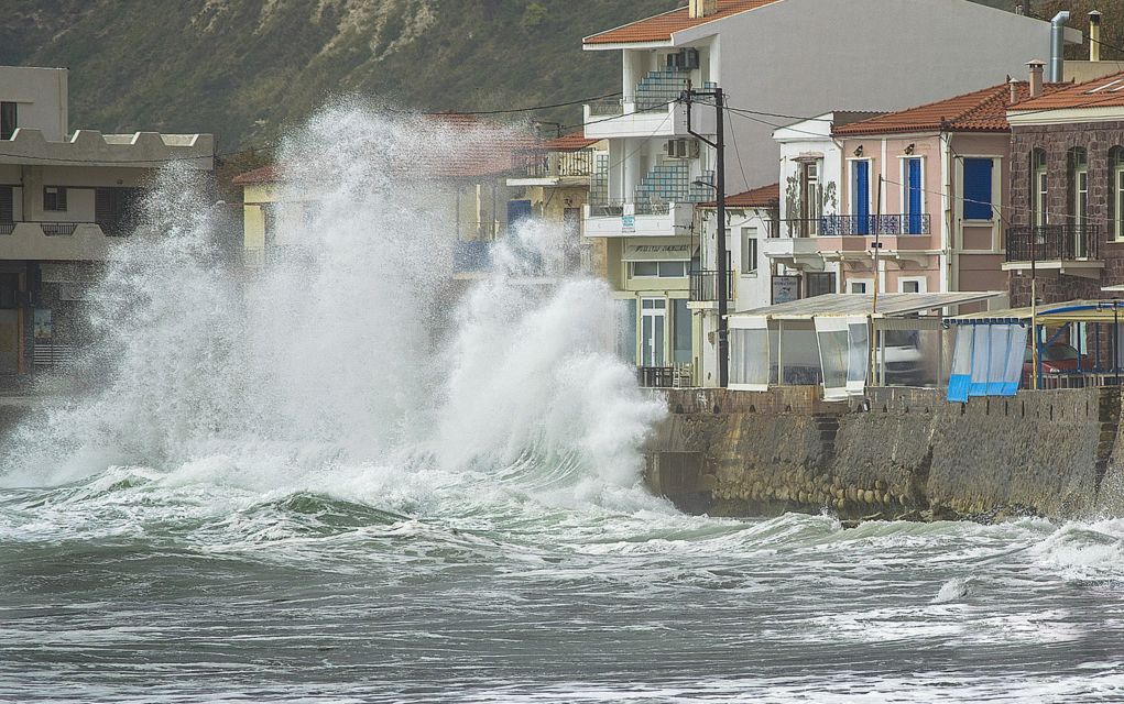 Εύβοια: Κύματα 10 μέτρων χτυπούν ανελέητα τα θεμέλια των σπιτιών! (pics)