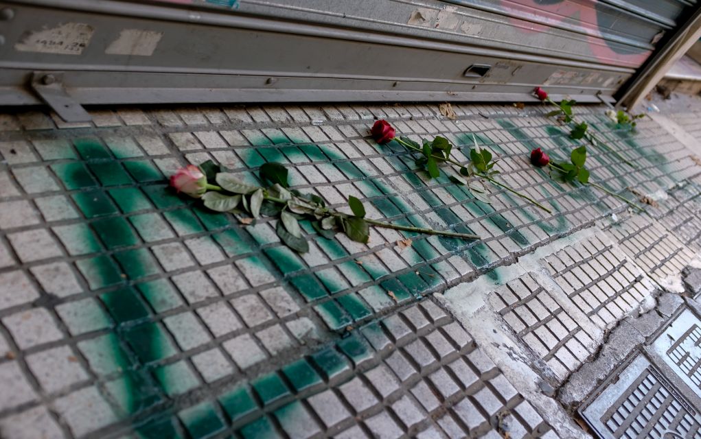 Συνθήματα κατά του κοσμηματοπώλη της Ομόνοιας: «Δολοφόνε» (pics)