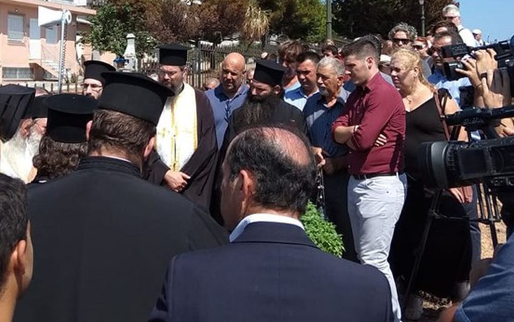 Μάτι: Βουβός πόνος στο μνημόσυνο για τα θύματα (vd)