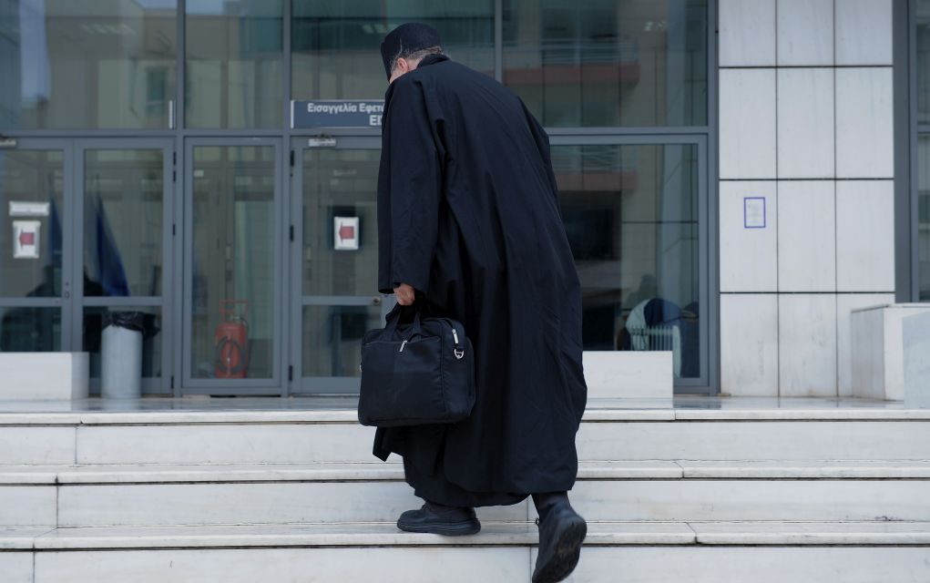 Μοναχός θέλει να γίνει δικηγόρος μέσω Κύπρου!