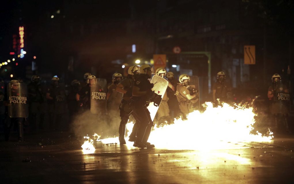 Άγρια επεισόδια στην πορεία για τον Φύσσα (vd)