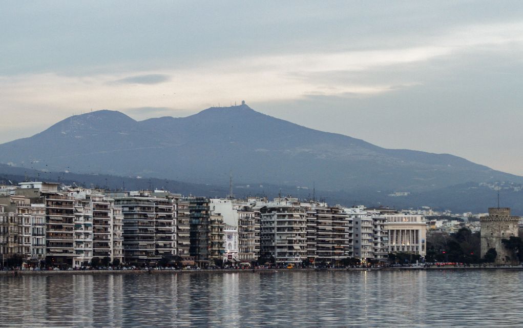 Τεράστιο πανό για τη Μακεδονία σε πολυκατοικία της Θεσσαλονίκης (pic)