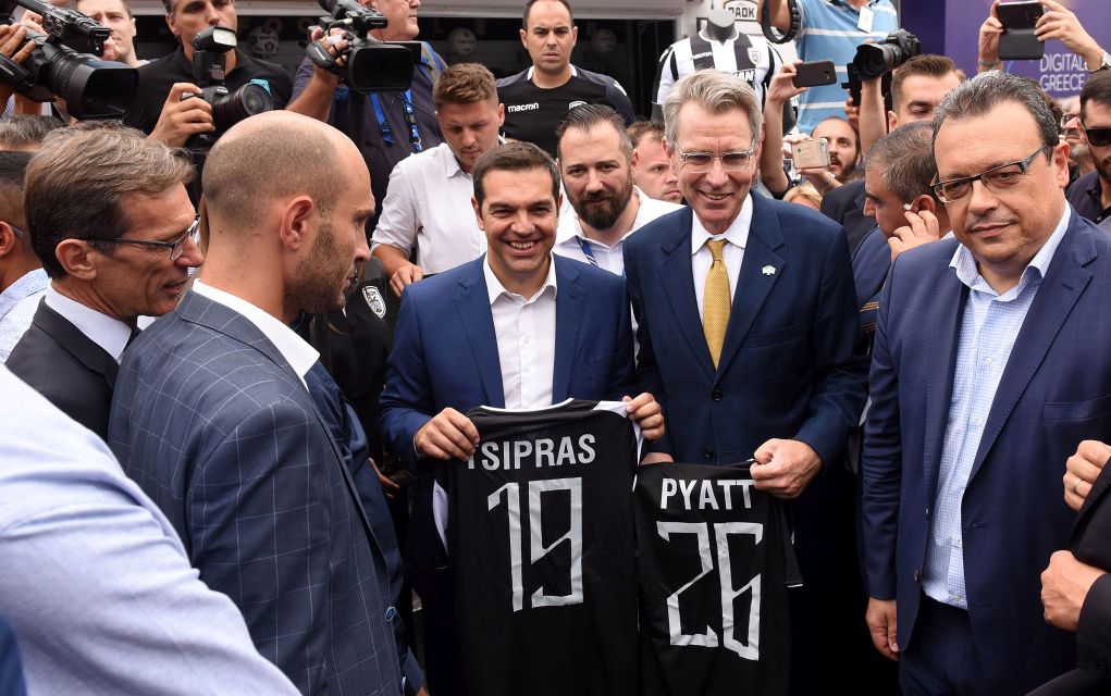ΔΕΘ: Ο Τσίπρας… ΠΑΟΚ, ο Βασιλειάδης… Άρη (pics)