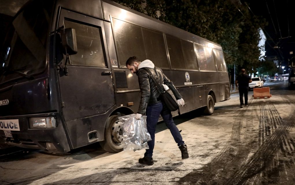 Επίθεση κουκουλοφόρων σε αστυνομικούς στην ΑΣΟΕΕ