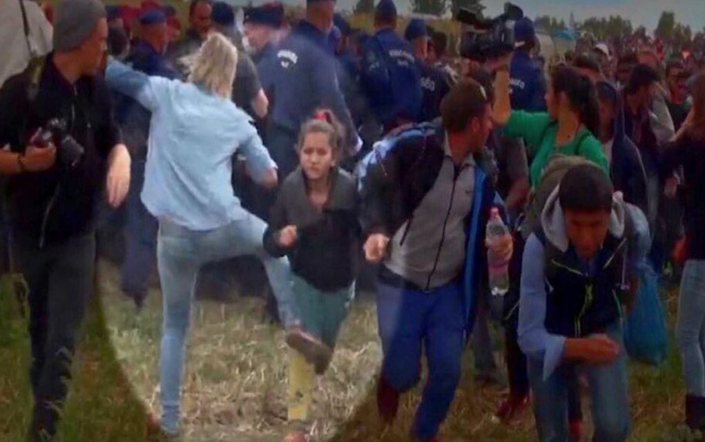 Ουγγαρία: Απαλλάχθηκε η δημοσιογράφος που είχε κλωτσήσει μετανάστες