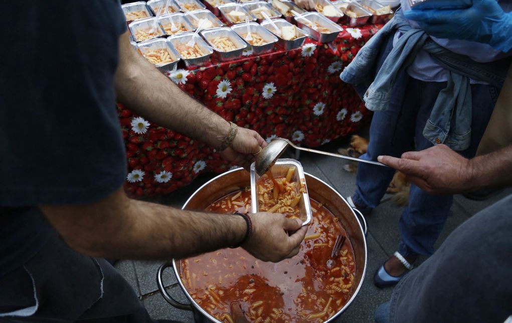 Σεφ μαγειρεύει σούπες για να ζεσταθούν οι άστεγοι στην Αγία Πετρούπολη