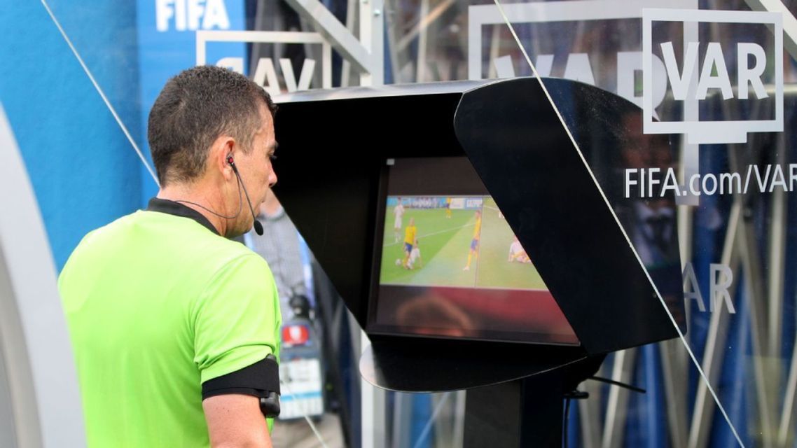 To VAR περιμένουν οι Έλληνες διαιτητές να τους… σώσει!