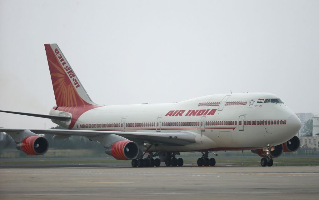 Αεροσκάφος της Air India χτύπησε σε τοίχο και συνέχισε τη πτήση του (pic)