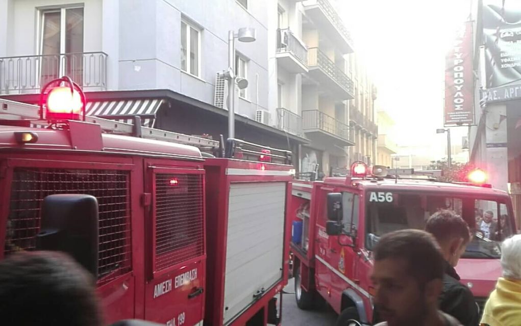 Φωτιά σε κτήριο στο κέντρο της Αθήνας (vd+pics)