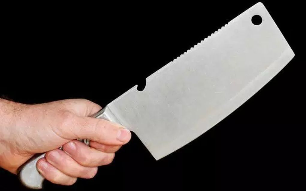 Κυψέλη: 57χρονος κυνηγούσε με μπαλτά να σκοτώσει τη μητέρα του