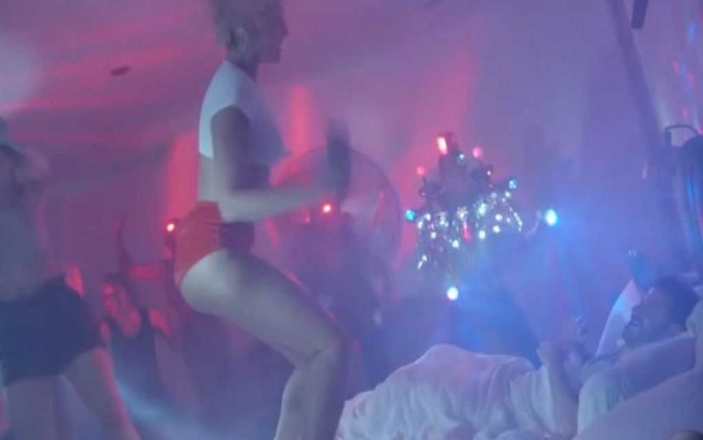 Η Dua Lipa έκανε… ντου ημίγυμνη στο κρεβάτι του Jimmy Kimmel! (vd)