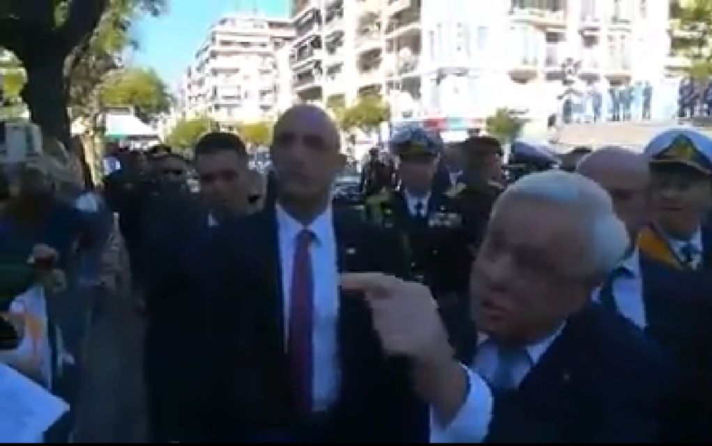 Θεσσαλονίκη: «Έσπασε» το πρωτόκολλο ο ΠτΔ – Συζήτησε με διαδηλωτές (vd)