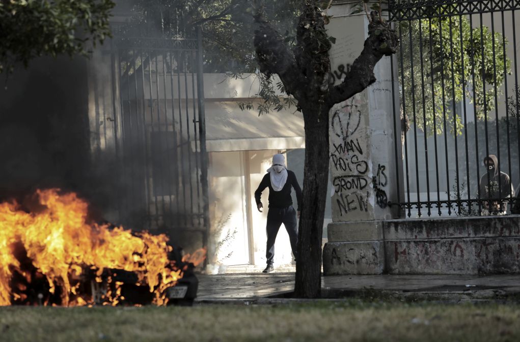 Άγρια επεισόδια έξω από το Πολυτεχνείο (pics+vd)