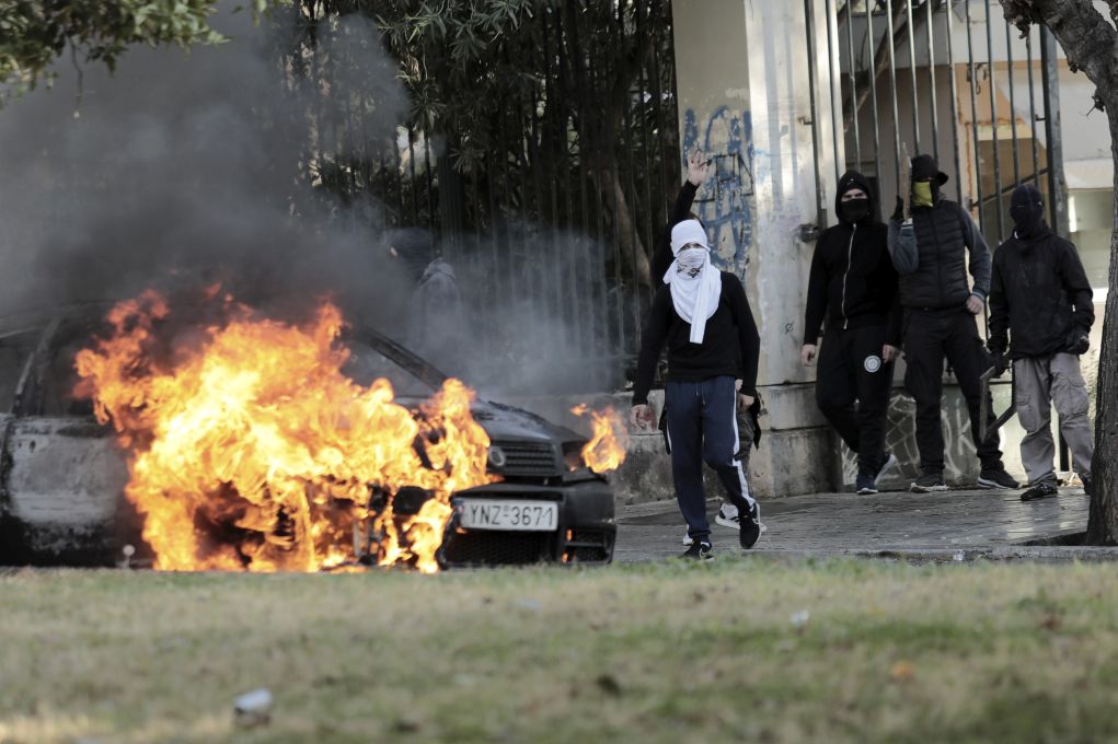 Επίθεση αναρχικών στα ΜΑΤ στο Πολυτεχνείο