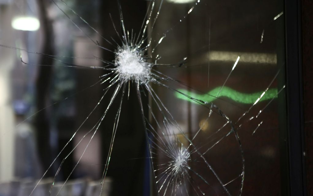 Έσπασαν το μαγαζί του εργοδότη που κατηγορείται για ξυλοδαρμό ντελιβερά