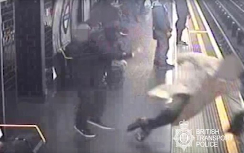 Βίντεο που σοκάρει: Άνδρας σπρώχνει 91χρονο στις γραμμές του μετρό