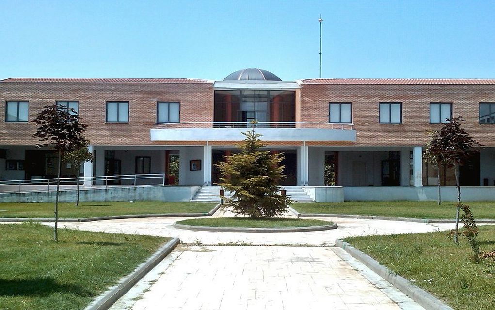Στον ανακριτή με καλυμμένο το πρόσωπό του ο καθηγητής του ΤΕΙ Σερρών (vd)