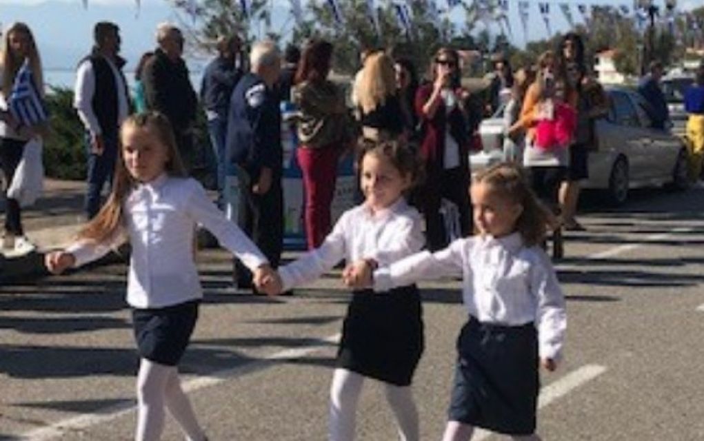 Τυφλή μαθήτρια Δημοτικού παρέλασε με τη βοήθεια συμμαθητριών της! (vd)