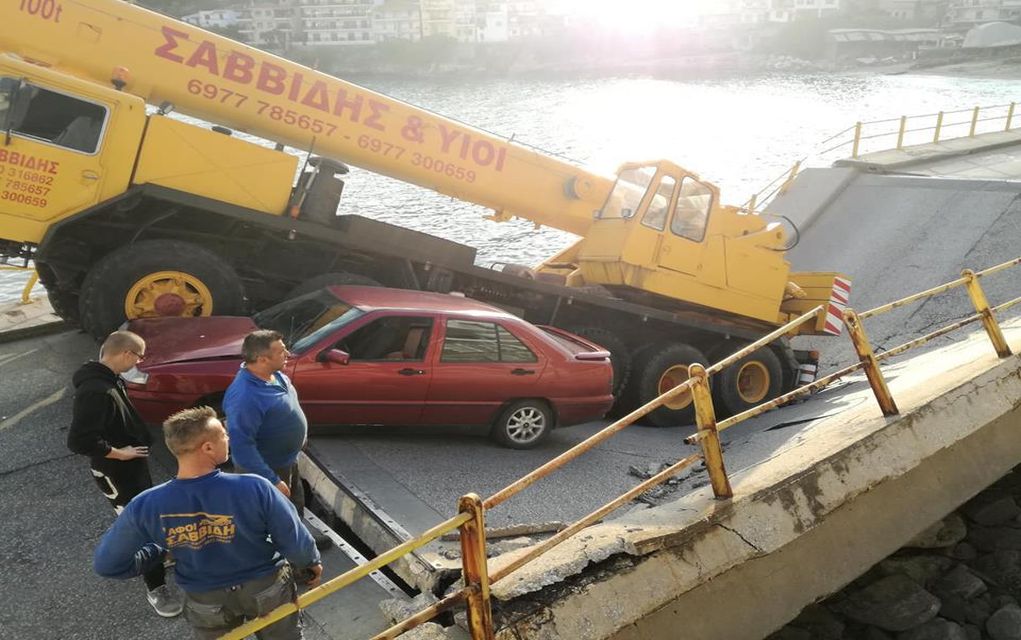 Καβάλα: Κατέρρευσε τμήμα γέφυρας (pics)