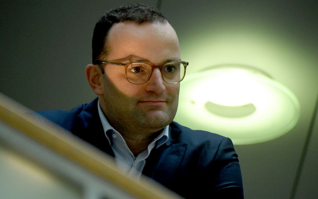 Ο Σπαν σφυροκοπά την πολιτική της Μέρκελ, την οποία ελπίζει να διαδεχθεί