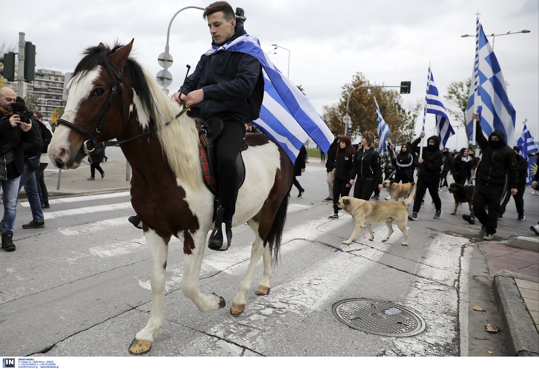 Κάνουν την τρίχα τριχιά για το σχολικό εθνικισμό
