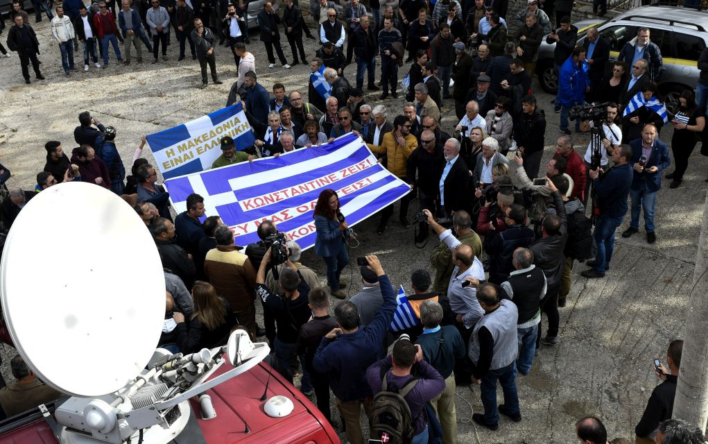 Με ελληνικές σημαίες το «αντίο» στον Κατσίφα