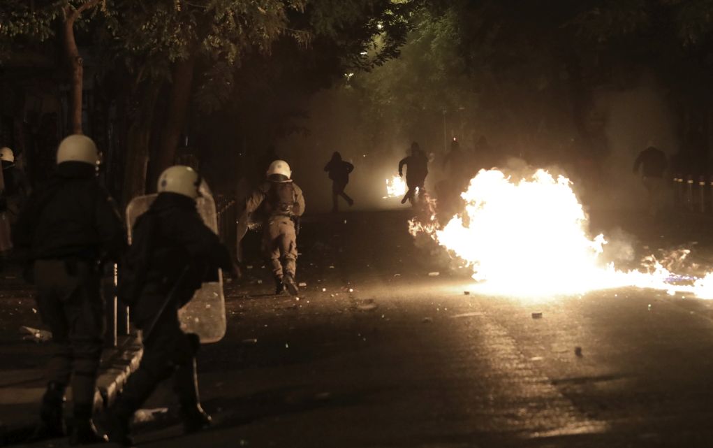 Εξάρχεια: Επίθεση με μολότοφ εναντίον των ΜΑΤ