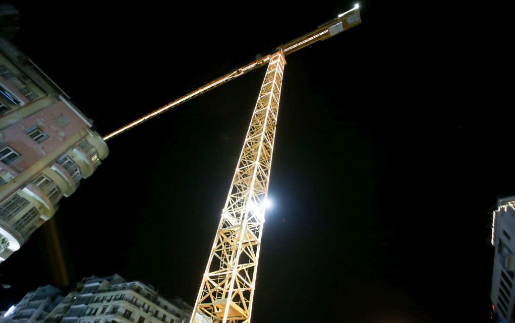 Φωτίζονται οι γερανοί του Μετρό ενόψει Χριστουγέννων