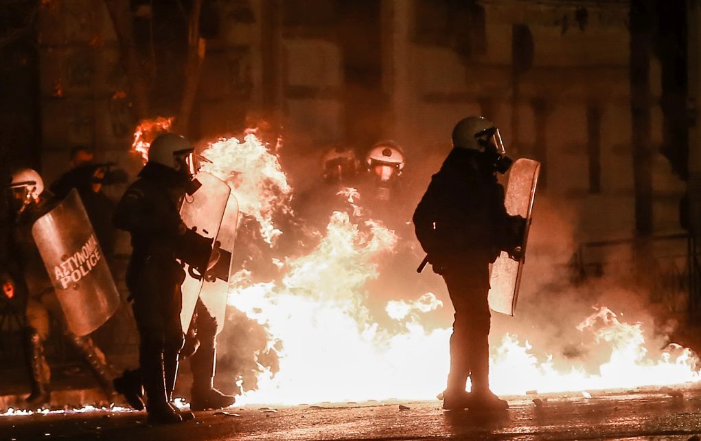 Θεσσαλονίκη – ΑΠΘ: Εννέα προσαγωγές για την επίθεση κουκουλοφόρων σε διμοιρία των ΜΑΤ