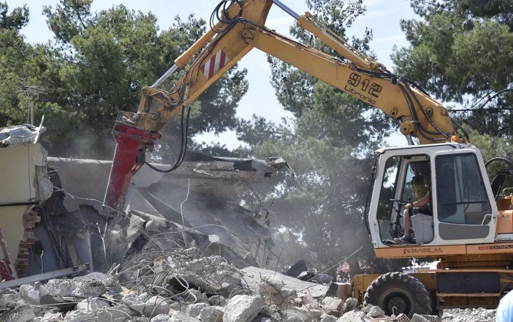 Ο ΣΔΟΕ ξήλωσε με μπουλντόζες δεξαμενές νόθευσης καυσίμων! (vd)