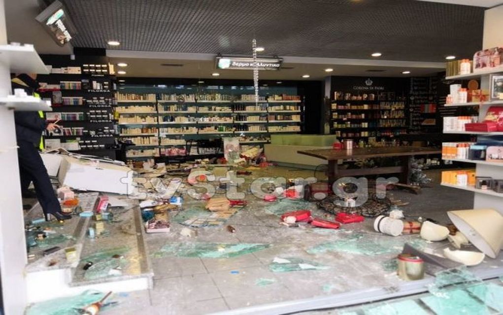 Λαμία: Βαν «μπούκαρε» σε φαρμακείο και τραυμάτισε πελάτισσα