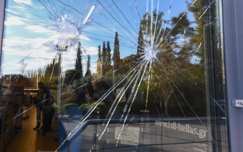 Επίθεση αγνώστων σε σούπερ μάρκετ που λειτούργησε την Κυριακή