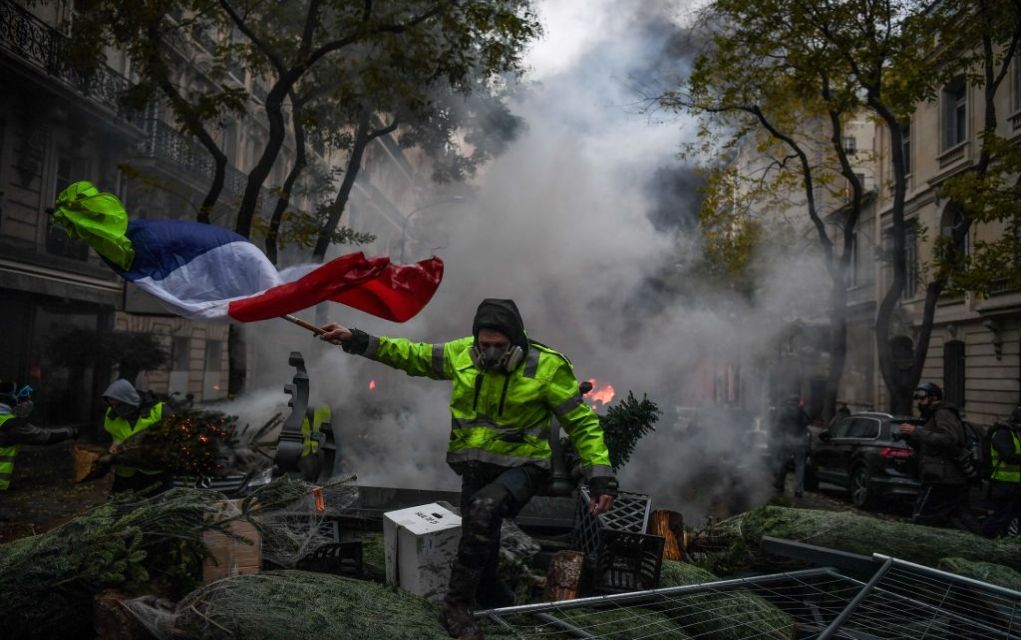 Χάος στο Παρίσι – Σοκαριστικός τραυματισμός διαδηλωτή