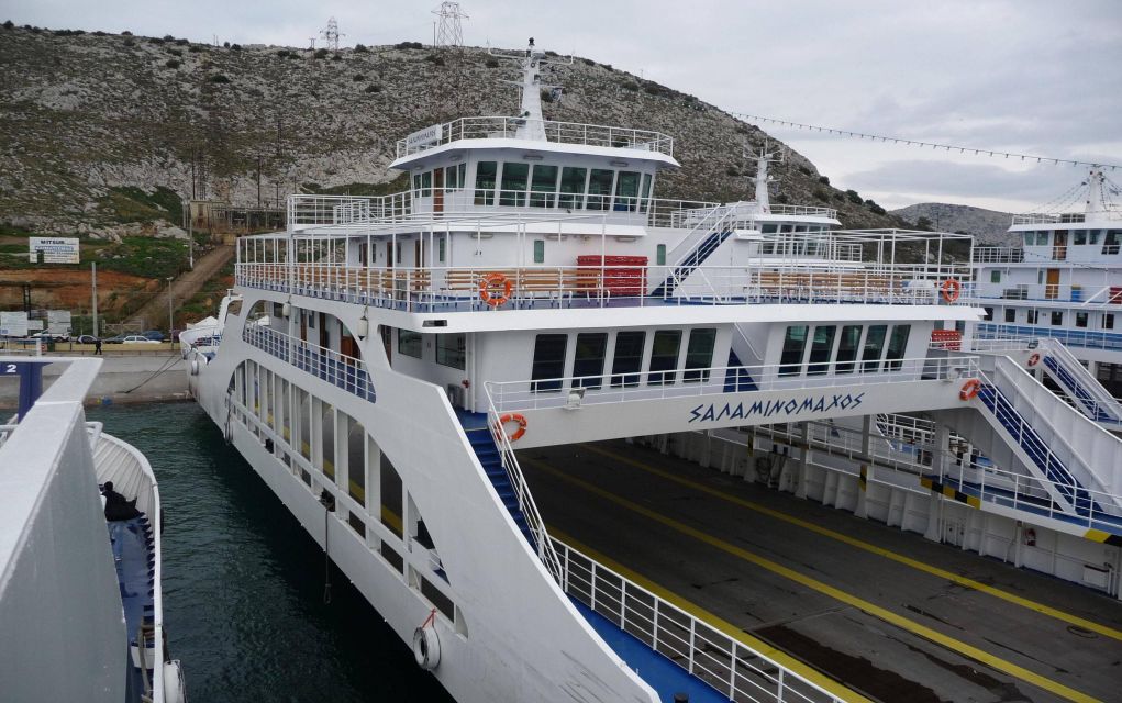 Πρόσκρουση οχηματαγωγού με ταχύπλοο στη Σαλαμίνα