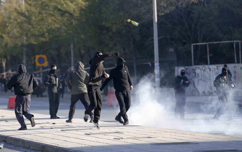 Θεσσαλονίκη: Πεδίο μάχης με μολότοφ και χημικά για τον Γρηγορόπουλο (vd)