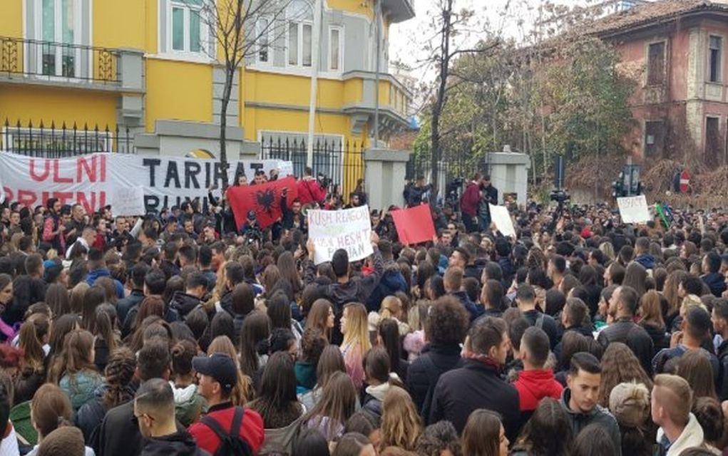 Αλβανία: Χιλιάδες διαδηλωτές ζητούν την παραίτηση Ράμα