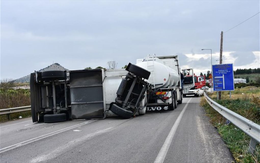 Εθνική οδός Αθηνών – Λαμίας: Ανετράπη νταλίκα – Δείτε πώς θα παρακάμψετε